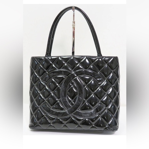 Chanel Glossy Black Quilted Shoulder Bag - Picture 2 of 12